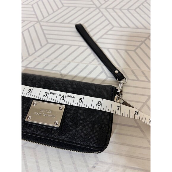 MICHAEL KORS Jet Set Black Monogram Wristlet  Wallet EUC - Picture 9 of 12